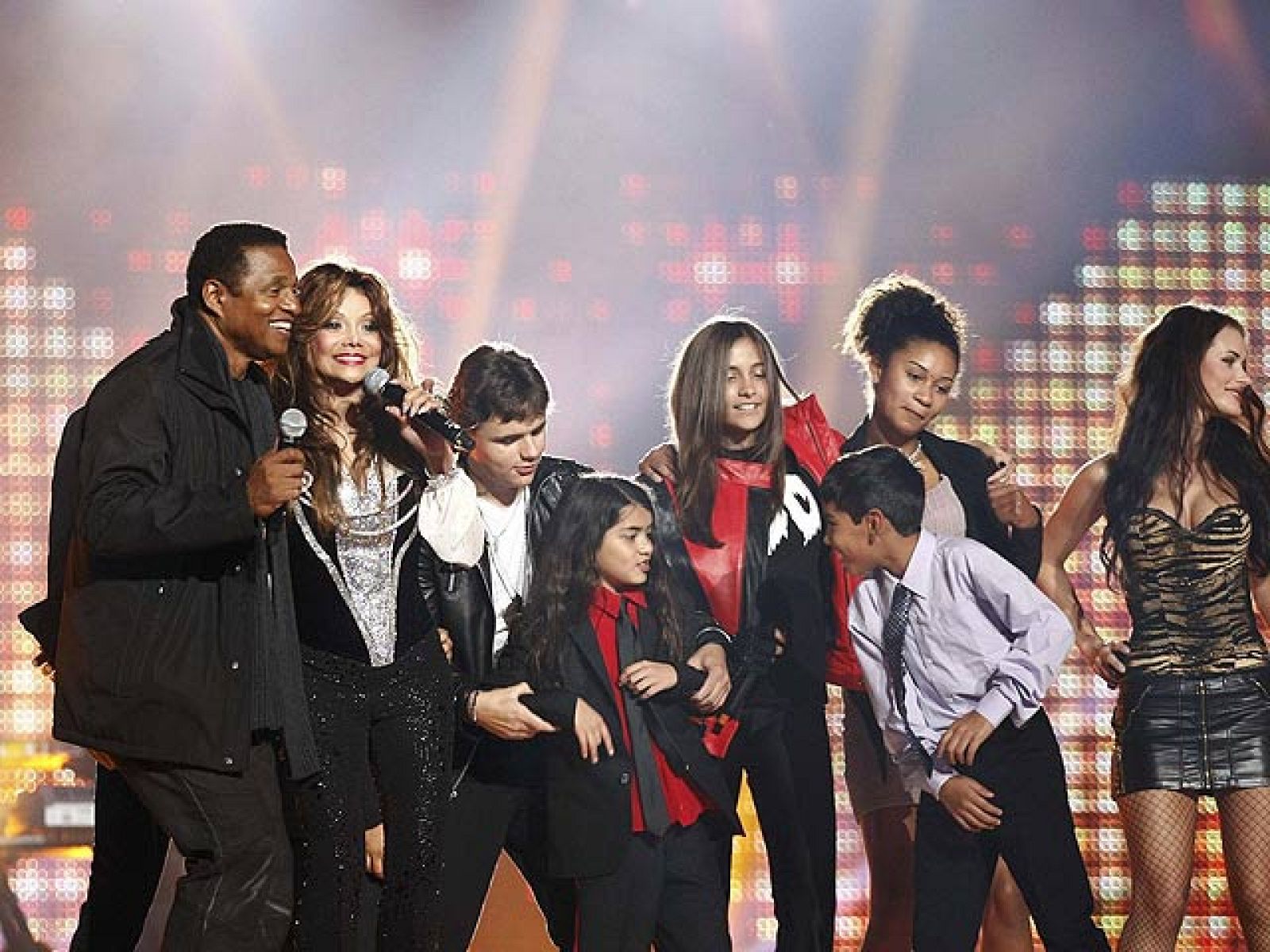 Los hijos de Michael Jackson suben al escenario para homenajear a su padre - Informativo 24h | Ver
