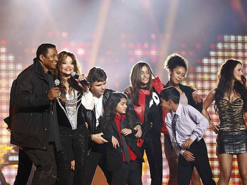 Los hijos de Michael Jackson suben al escenario para homenajear a su padre - Informativo 24h | Ver