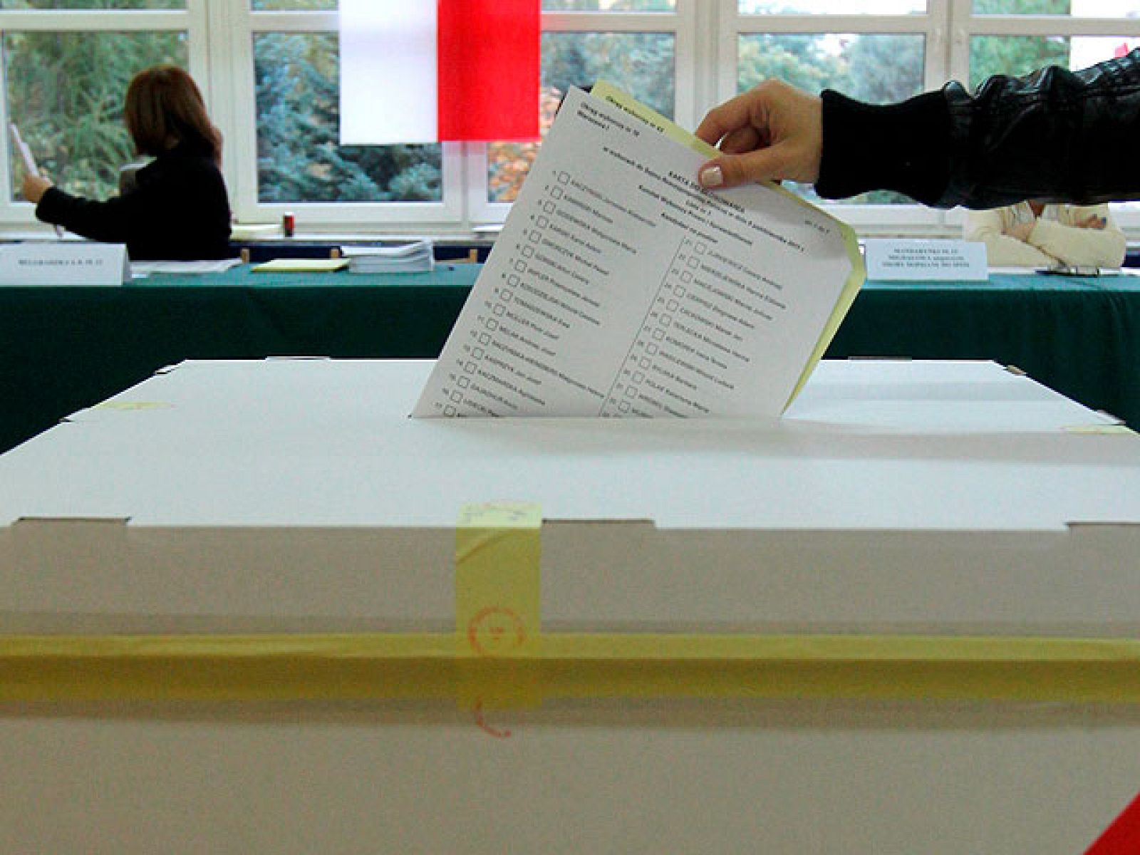 Polonia encara unas elecciones donde el partido anticlerical puede ser determinante - Informativo 24h | Ver