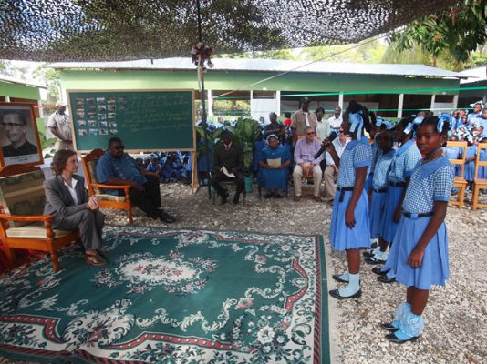 Telediario 1 - La reina Sofía en Haití