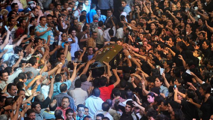  - Tenso funeral de los coptos muertos en Egipto