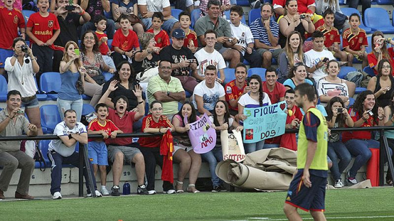 Los aficionados alicantinos han abarrotado el entrenamiento de la selección española en el Rico Pérez, lo volverán a hacer en el partido contra Escocia y han dado mucho colorido a las calles de la ciudad.