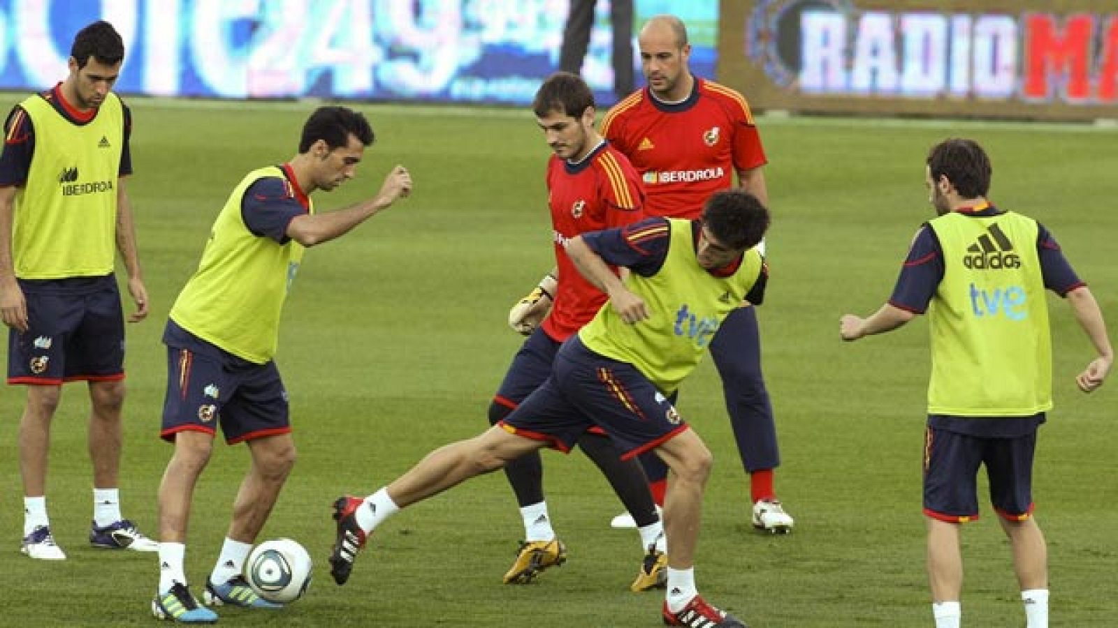 El meta del Barcelona hará su debut oficial con la selección ante Escocia, mientras que en defensa Del Bosque alineará a Piqué y Javi Martínez como pareja de centrales