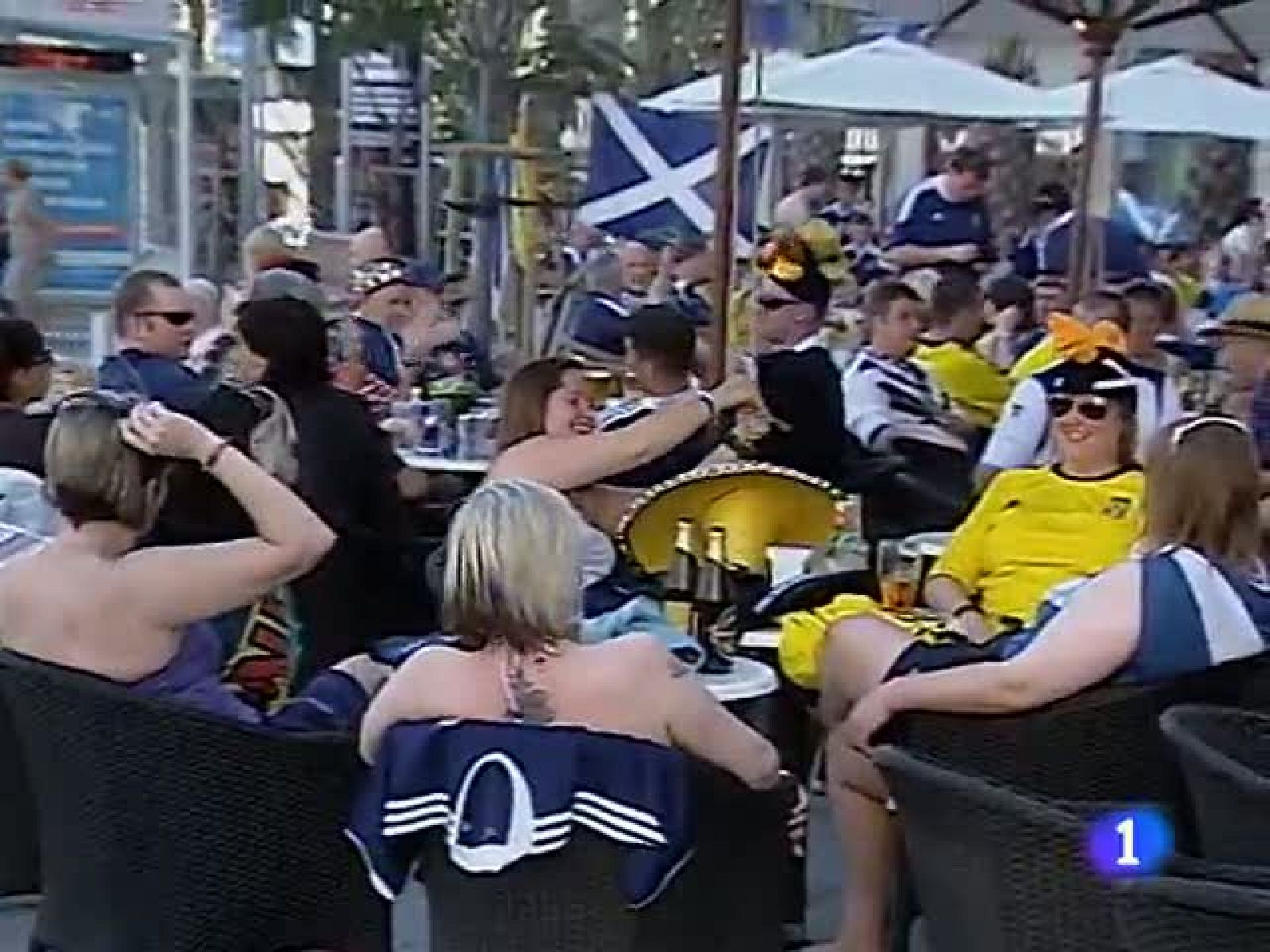 La gran cantidad de aficionados escoceses presentes en Alicante para ver el partido de su selección frente a España pone la nota de color