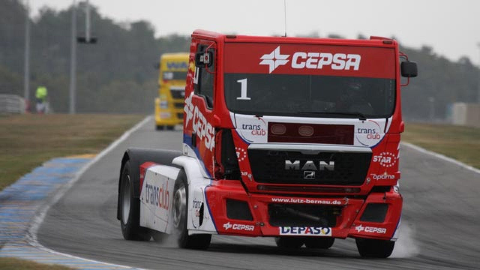 El piloto español de camiones Antonio Albacete ve alejarse el título europeo de camiones tras un accidente en Le Mans (Francia) del que salió ileso