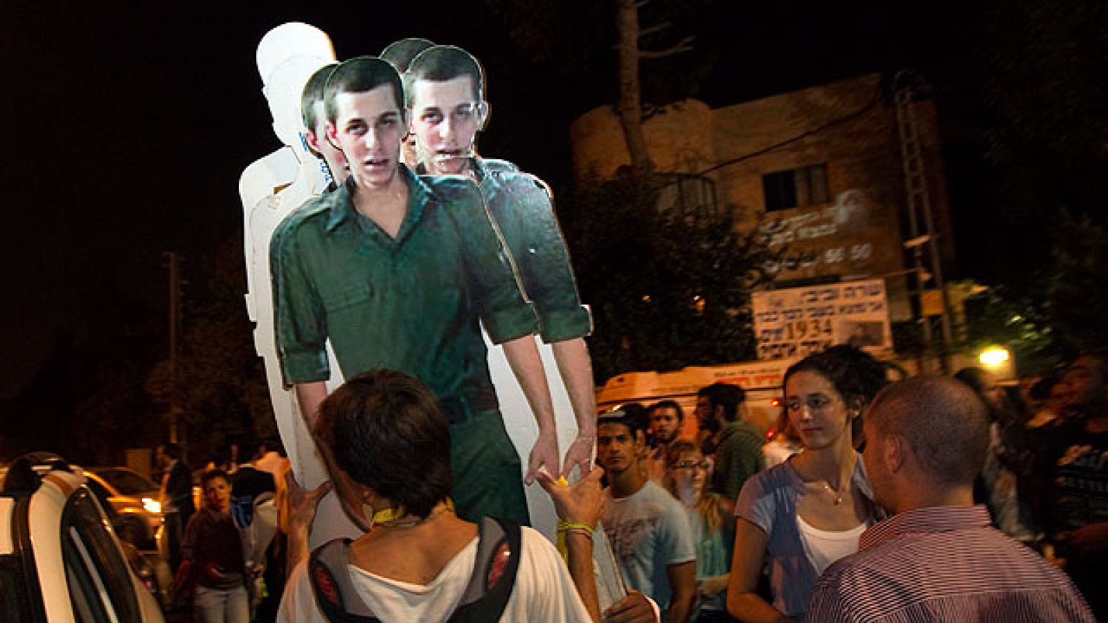 Israel y Hamás han alcanzado un acuerdo para liberar al soldado Guilad Shalit a cambio de la entrega de un millar de presos palestinos. El pacto se ha alcanzado tras días de negociaciones secretas.