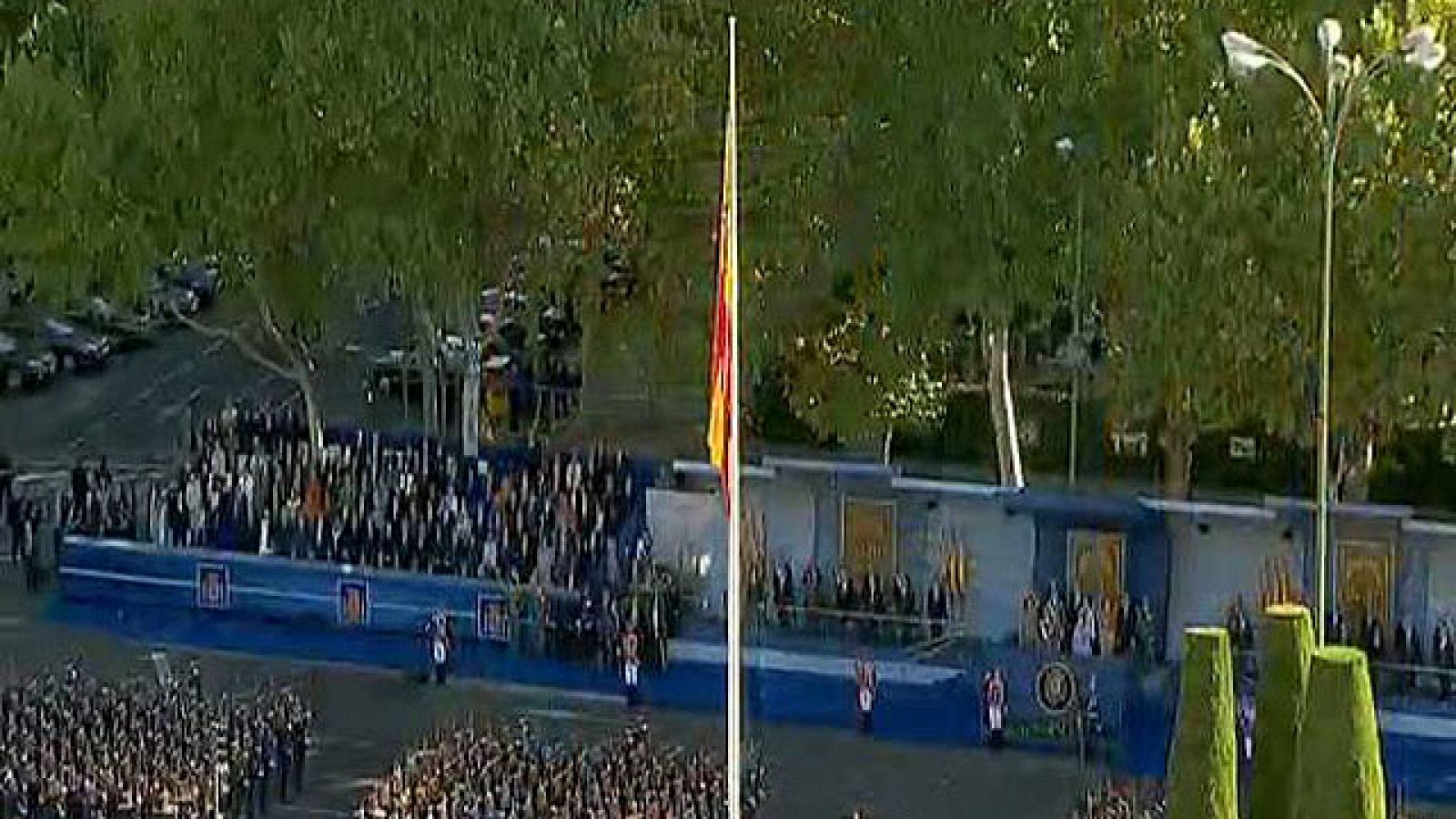 El homenaje a los caídos se inicia pidiendo "respeto" y silencio a los asistentes