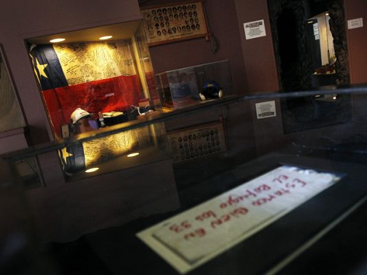 Telediario 1 - Se cumple 1 año del rescate de los mineros de Chile