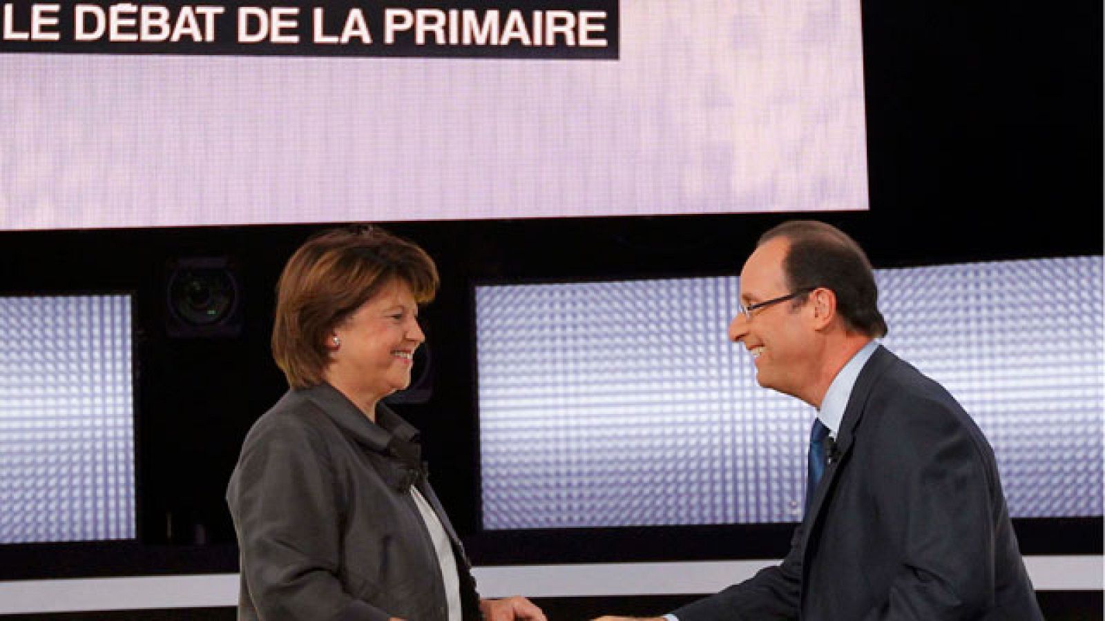 Martine Aubry y François Hollande han celebrado el último debate antes de la segunda vuelta de las primarias socialistas francesas. Aubry, por detrás en las encuestas, se ha mostrado más a la ofensiva aunque ambos han preferido atacar  a Sarkozy.