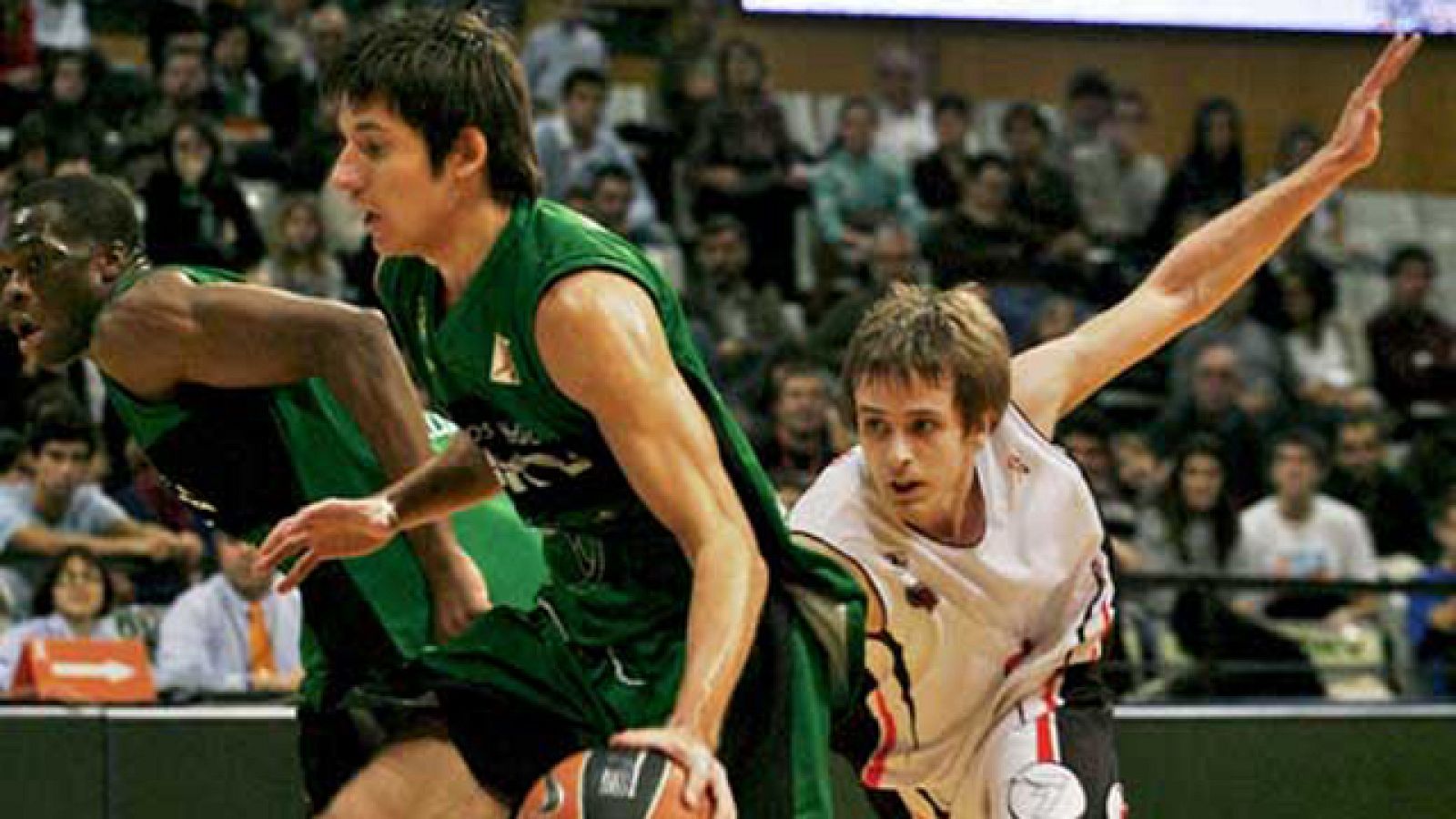 El FIATC Joventut logró su primer triunfo de la temporada al superar al UCAM Murcia por 71-65. El acierto en el triple, al inicio del tercer cuarto, marcó la diferencia y llevó a los verdinegros a asegurar la victoria