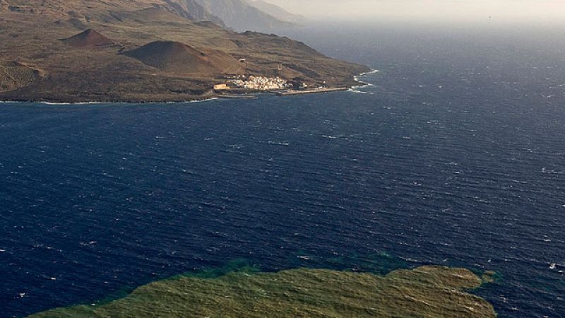 La agencia Standard & Poors ha rebajado la calificación de la deuda española. Pasa de la doble A, a la doble A con perspectiva negativa por el alto nivel de desempleo, el elevado nivel de endeudamiento del sector privado y la desaceleración de sus m