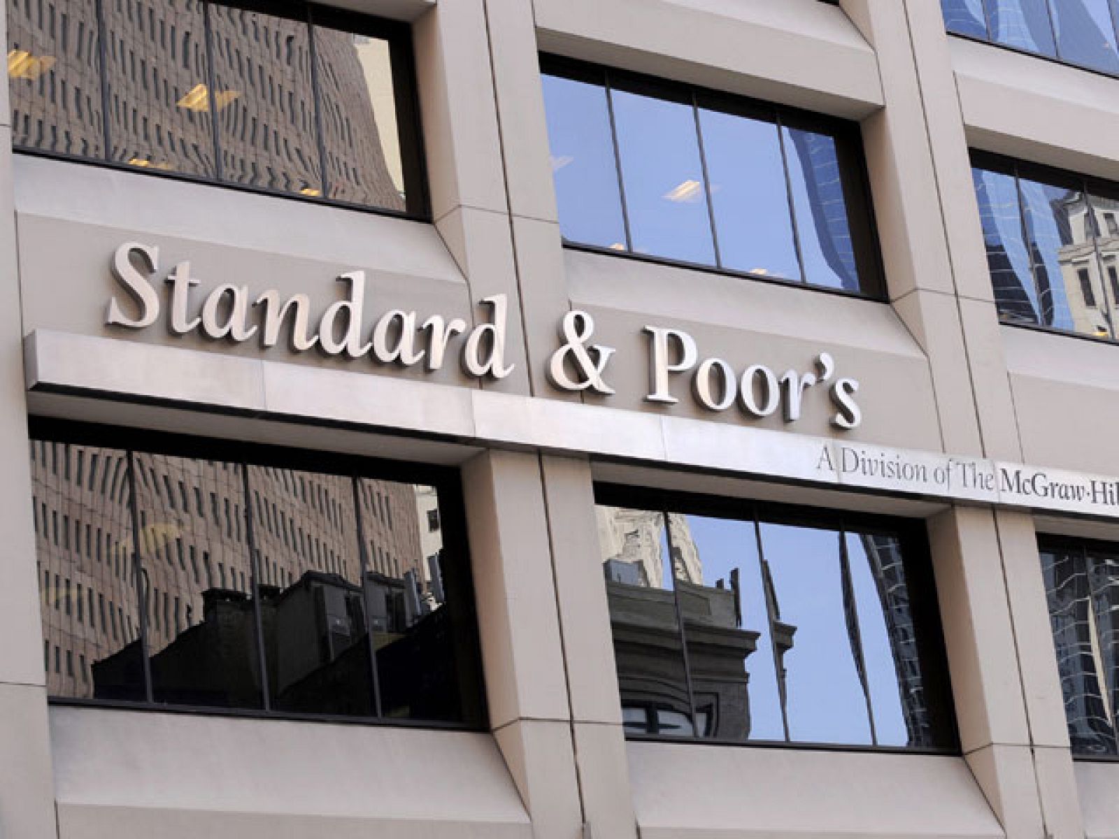 Standard and Poor's se une a la rebaja de la calificación de la deuda española