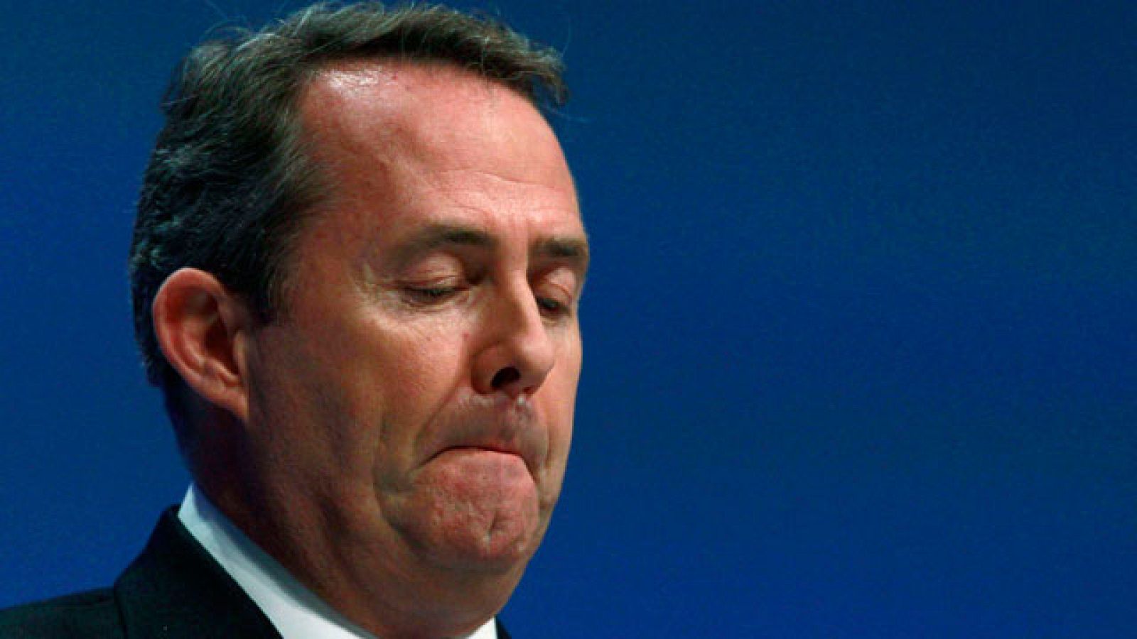 Liam Fox, el ministro de Defensa británico, ha dimitido por un escándalo de tráfico de influencias tras desvelarse que permitió que un amigo personal le acompañara en viajes oficiales, asistiera a reuniones y tuviera acceso al ministerio sin tener au