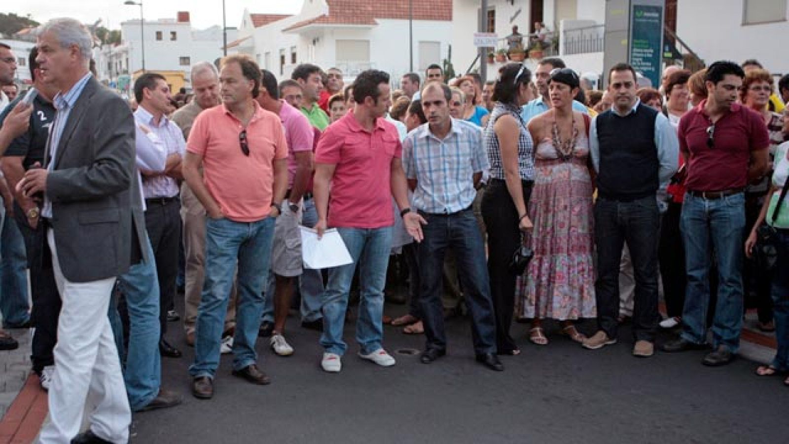 Vecinos de El Hierro protestan para pedir la apertura del túnel de Los Roquillos | Ver