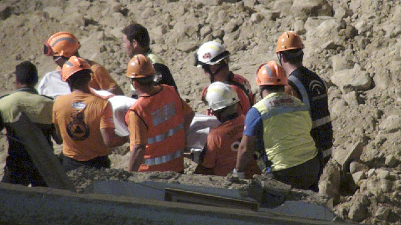Los bomberos que participan en el operativo de rescate en las cuevas de Almanzora, en Almería, han rescatado los cuerpos sin vida de dos de las tres personas que habían quedado sepultadas por el derrumbe de la ladera de la montaña donde estaba su ca