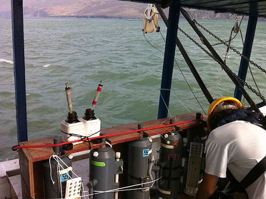 Telediario 1 - El volcán de El Hierro entra en erupción y expulsa lava a dos millas de la costa