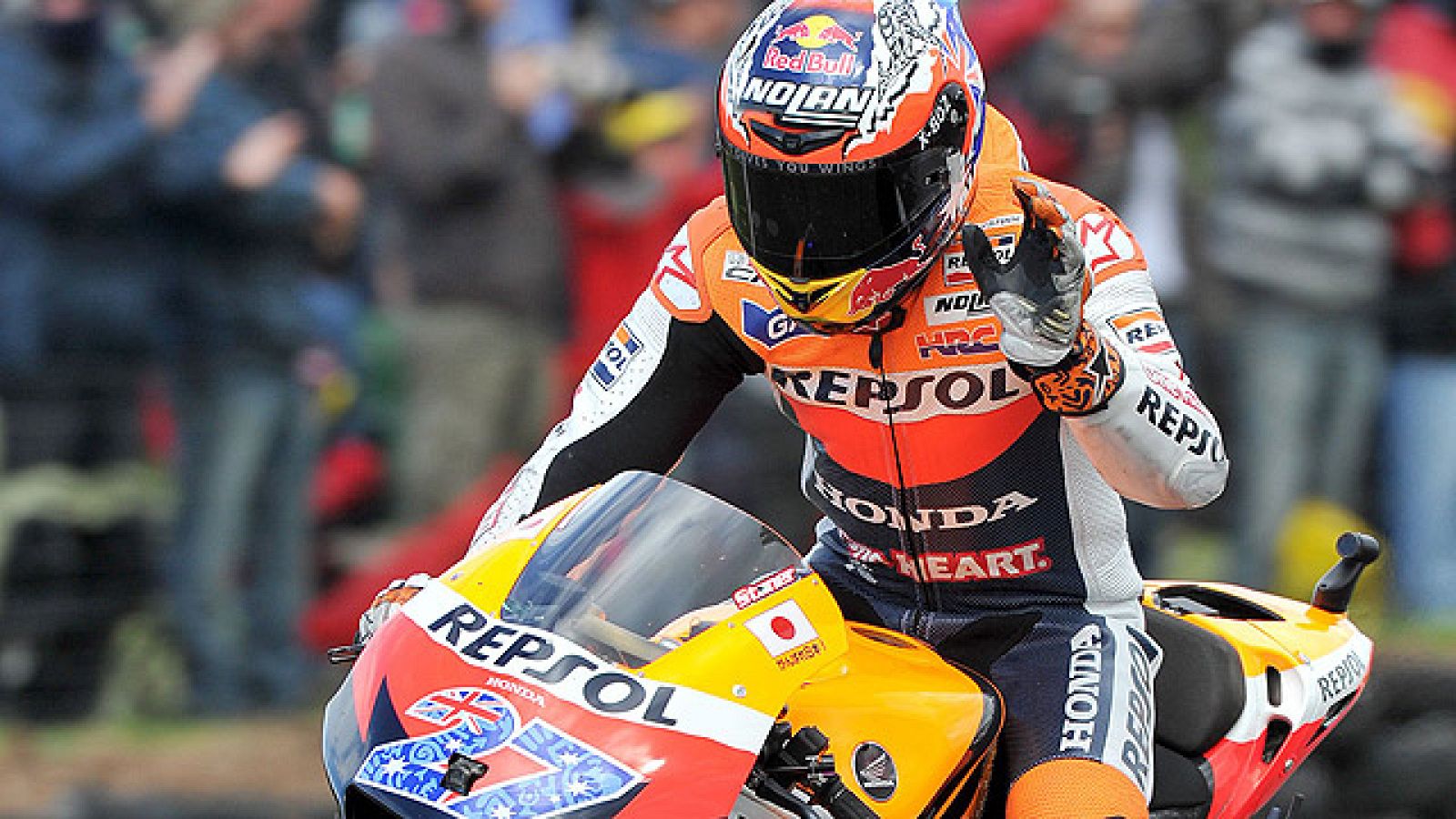 Casey Stoner ha marcado el mejor tiempo en la clasificación del GP de Australia, en el que podría proclamarse campeón del mundo si Jorge Lorenzo no puntúa.