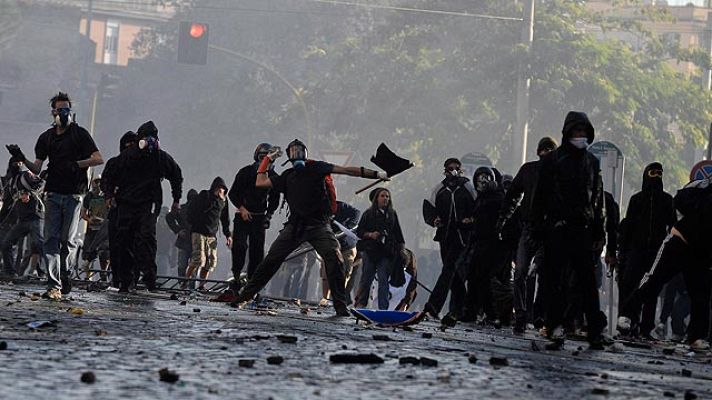 Telediario 1 - Cientos de miles de indignados piden un cambio global en todo el mundo.