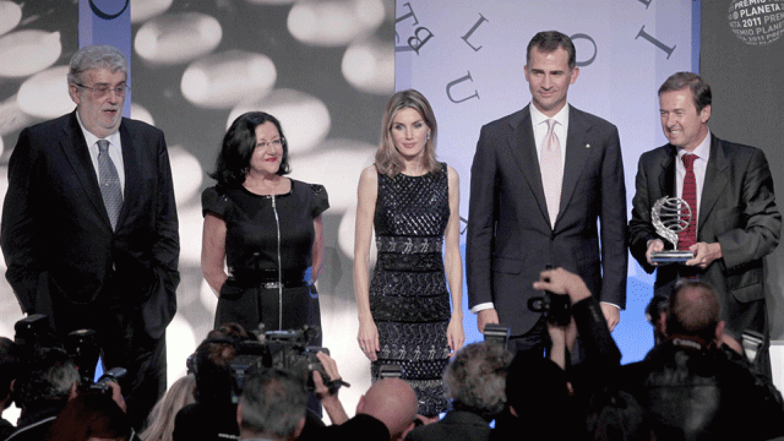 El escritor madrileño, Javier Moro gana el Premio Planeta 2011 - Informativo 24h | Ver