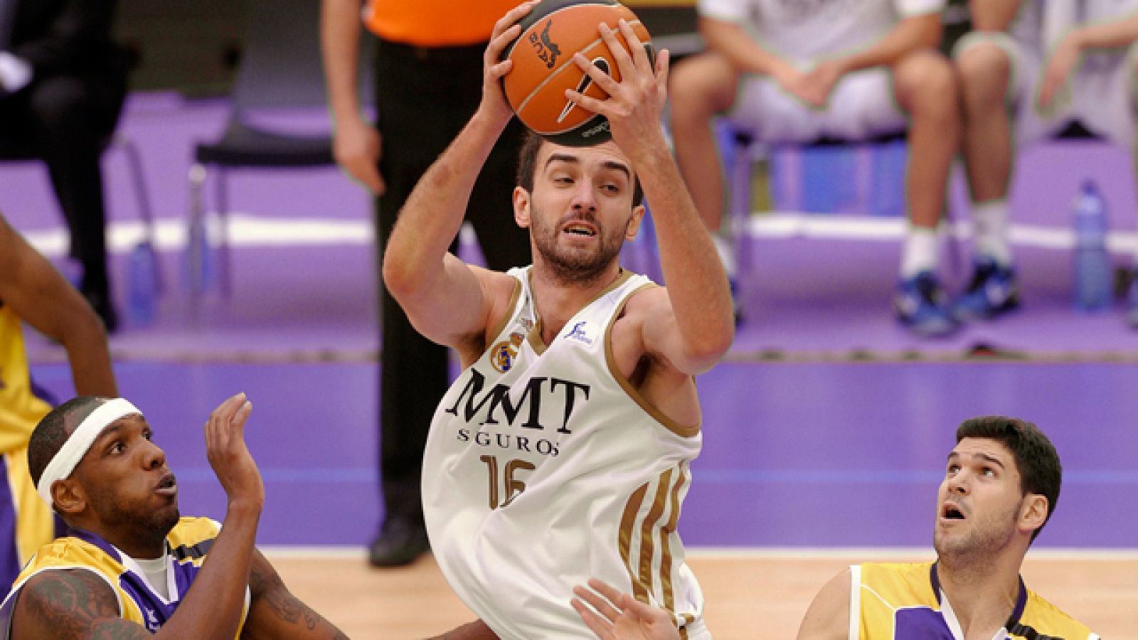 Rudy Fernández, con 28 puntos y 35 de valoración, fue el mejor de un Real Madrid que sumó su segundo triunfo de la temporada en la cancha del Blancos de Rueda, que a punto estuvo de remontar en el último periodo.