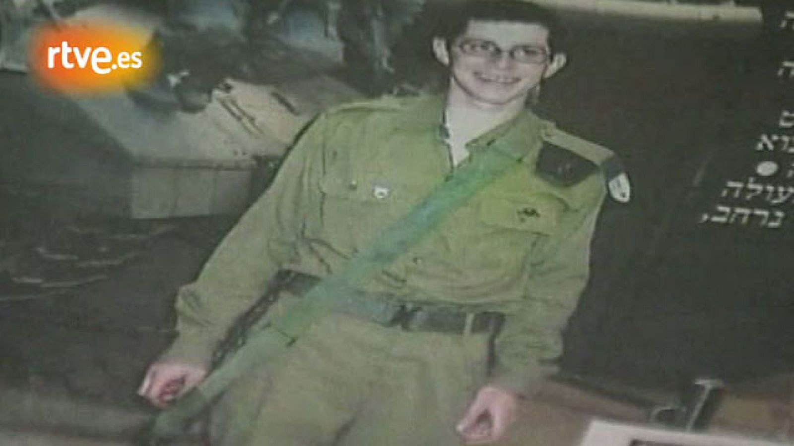 El soldado Gilad Shalit fue secuestrado en junio de 2006, un acontecimiento que impactó a la sociedad israelí. El entonces primer ministro, Ehud Olmert, movilizó a su ejército para entrar en la Franja de Gaza.