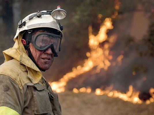 Telediario 1 - Más de 6.000 hectáreas de monte arden en pleno otoño en Galicia