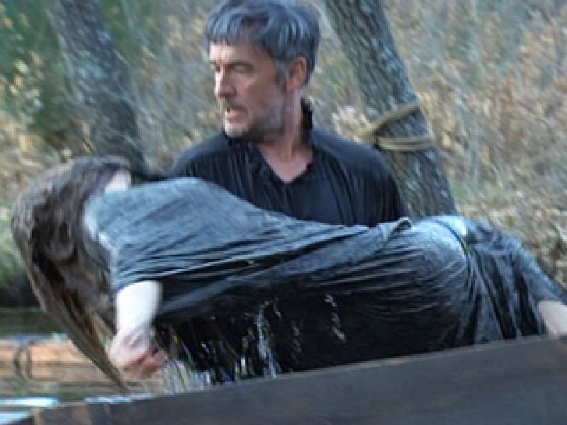 Águila Roja - Hernán coge en brazos a la Marquesa | Ver