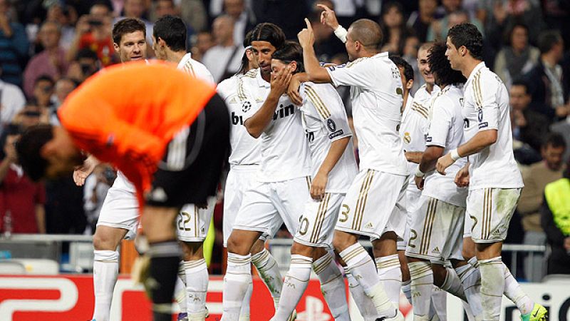 Después de una gran jugada del Real Madrid, los blancos marcaron con una buena dosis de suerte ya el su pase de la muerte de Özil a Benzema fue despejado al interior de la portería por Lloris.