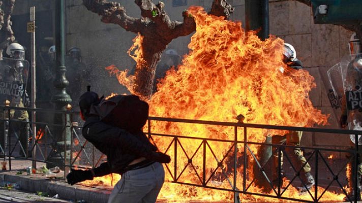  - Más de 100.000 personas se manifiestan en Grecia entre nuevos choques de jóvenes y policía
