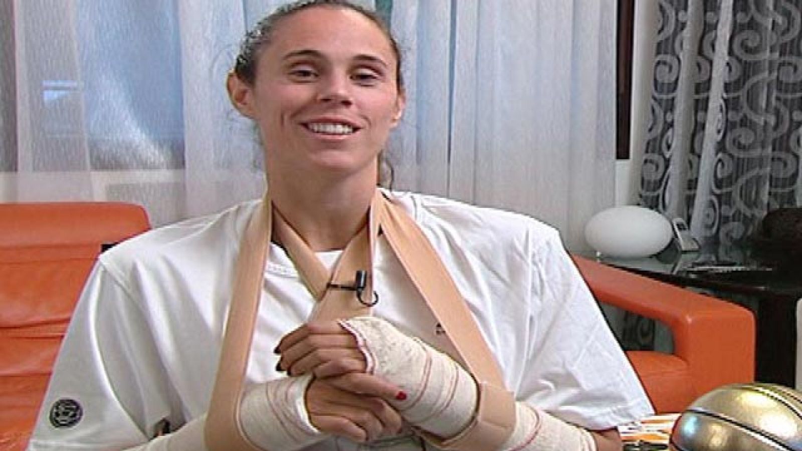 A pesar de la grave lesión en sus muñecas, de la que TVE ofrece imágenes inéditas, la jugadora del Rivas nos recibe en su casa animada con su recuperación