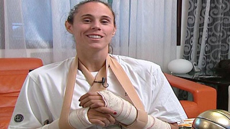 A pesar de la grave lesión en sus muñecas, de la que TVE ofrece imágenes inéditas, la jugadora del Rivas nos recibe en su casa animada con su recuperación