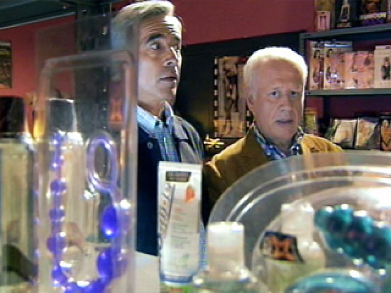 La sociedad española se está modernizando y los establecimientos de juguetes eróticos pronto llegarán a las calles del centro de Madrid. Por ello, Antonio está convencido de que los sex shops son el negocio del futuro.