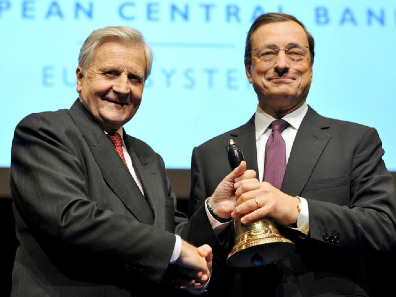 Trichet se despide del BCE en un acto al que asisten Merkel y Sarkozy