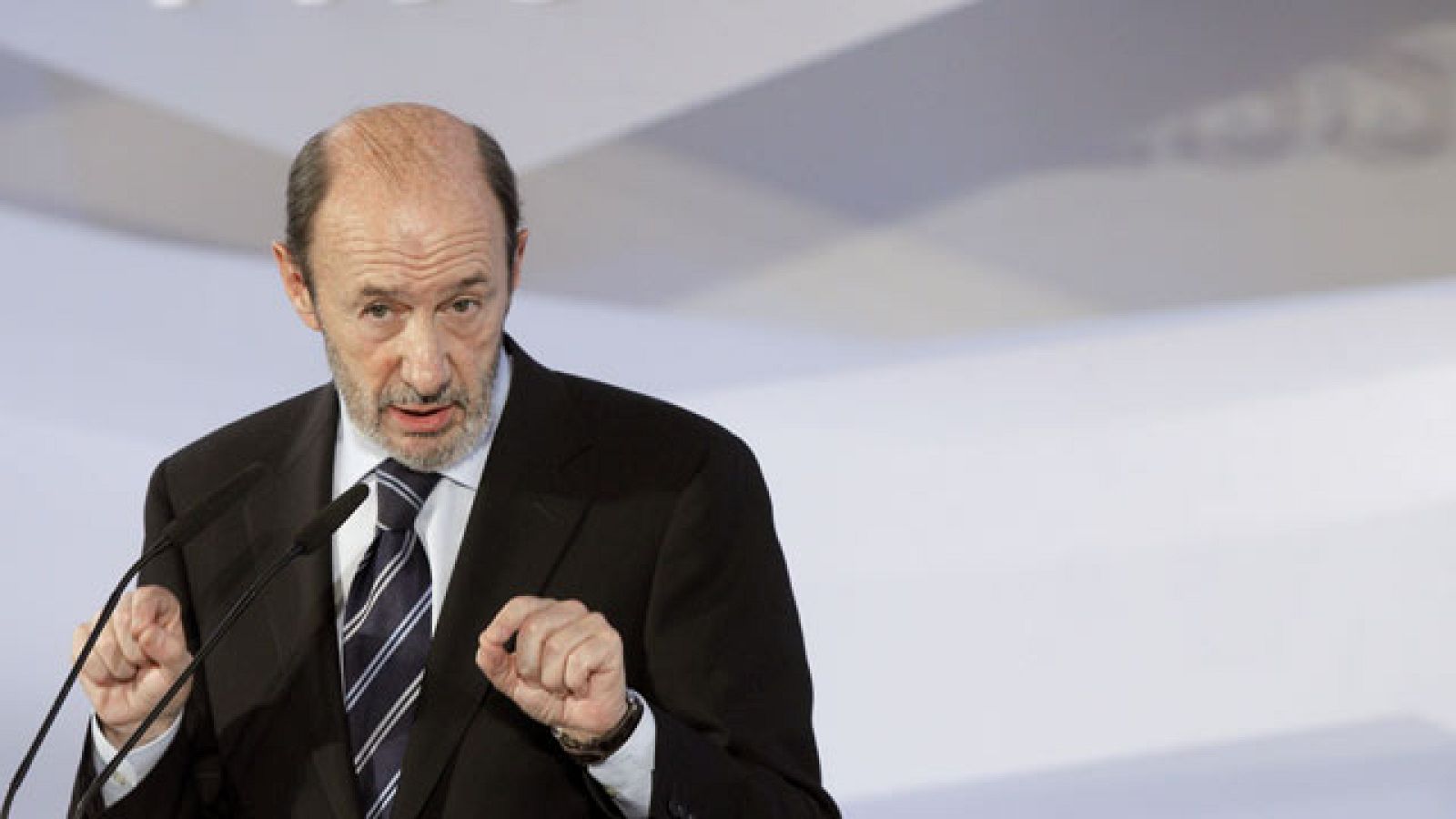 Rubalcaba y Llamazares rechazan la propuesta de despido de la CEOE | Ver