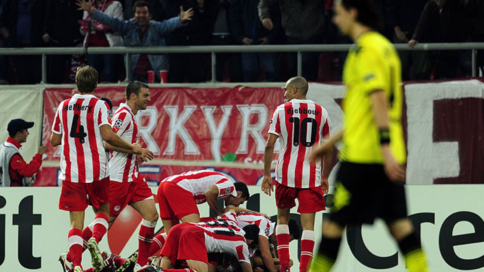 El Olympiacos griego se ha metido en la lucha de la Champions al derrotar con autoridad al Borussia Dortmund alemán por 3-1.