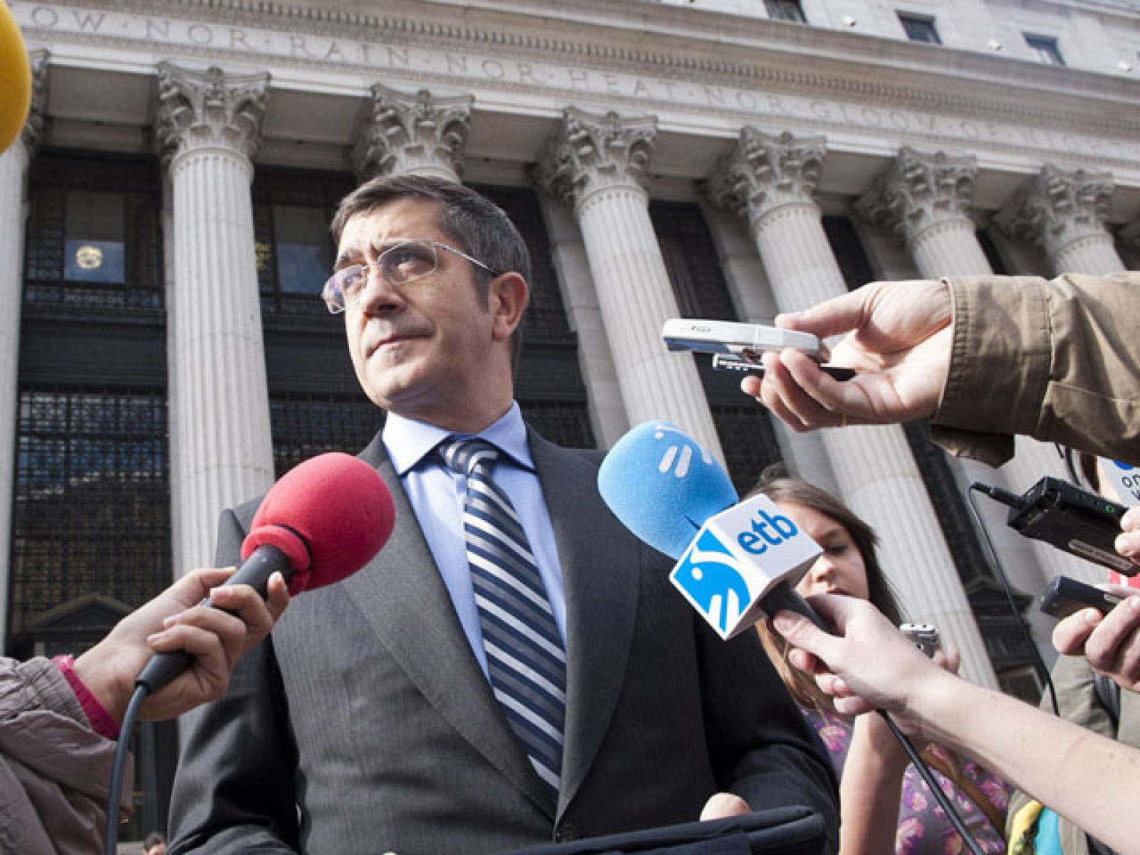 El lehendakari Patxi López celebra una reunión extraordinaria para analizar el cese definitivo