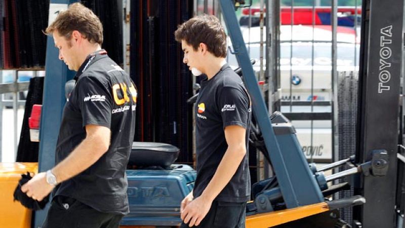 Susto de Márquez y exhibición de Pedrosa