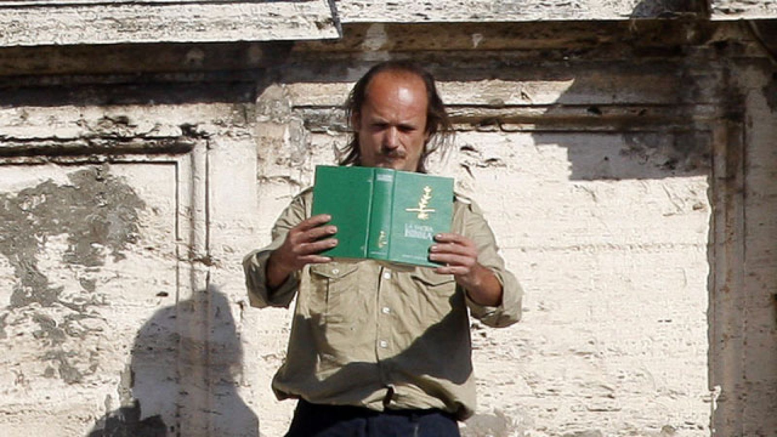 Un hombre quema una biblia en la Plaza de San Pedro en el Vaticano
