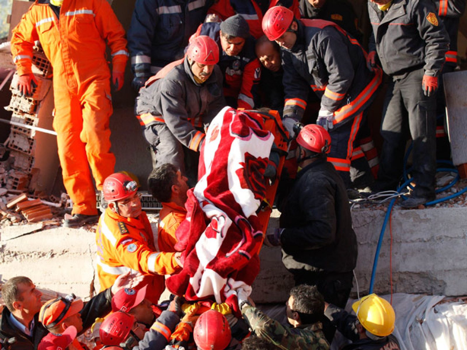 Los equipos de rescate buscan a cientos de personas atrapadas bajo los escombros en Turquía