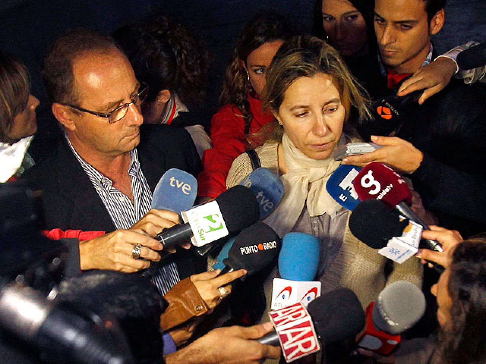 En la Audiencia Provincial de Sevilla, los padres de Marta del Castillo han declarado como testigos en el juicio por la desaparición de la joven. El padre ha contado que estuvo en el piso de Miguel Carcaño la noche en que Marta desapareció pero que
