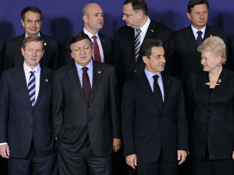 Los líderes europeos aplazan hasta pasado mañana la solución de la crisis del euro