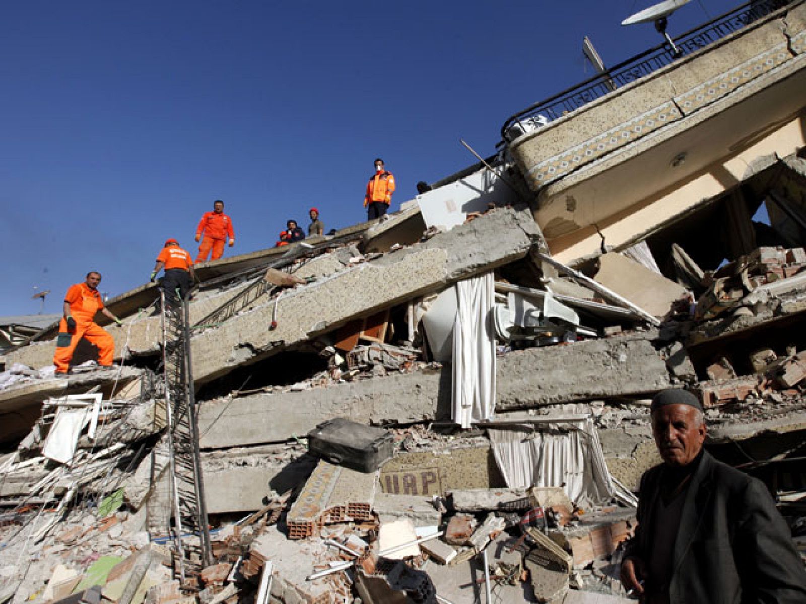 Continúa la búsqueda de supervivientes en Turquía tras el terremoto