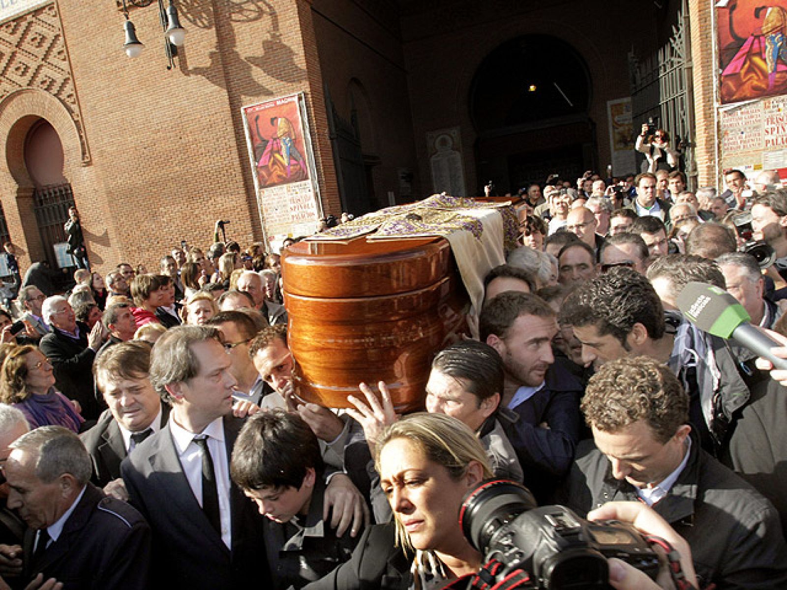 Antoñete sale de Las Ventas por última vez, a hombros de toreros