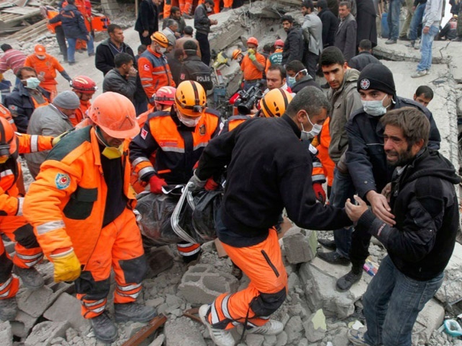 Los muertos en el terremoto de Turquía se acercan a los 400 mientras continúan los rescates