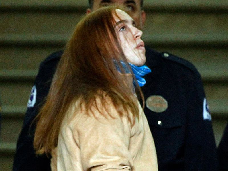 'El Cuco' llega a la Audiencia de Sevilla luciendo melena larga y ocultando su rostro