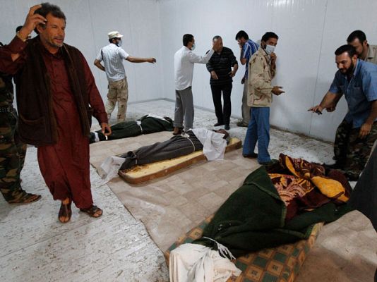 Telediario 1 - Entierran a Gadafi en el desierto