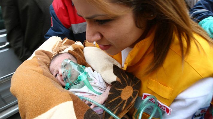 Telediario 1 - Una bebé rescatada en Turquía