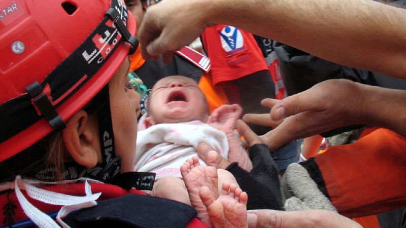 Telediario 2 en cuatro minutos - 25/10/11