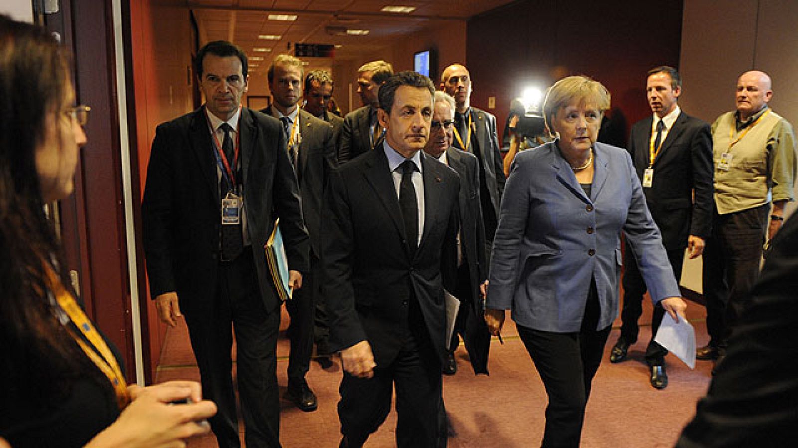 Los veintisiete se reúnen para buscar un acuerdo que frene la crisis de deuda - Informativo 24h | Ver