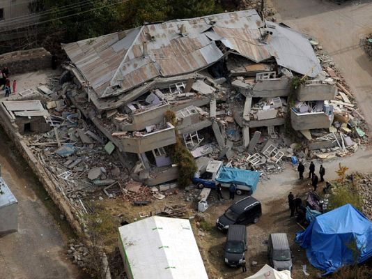 Telediario 1 - Los equipos de rescate buscan entre los escombros en Turquía por tercer día consecutivo